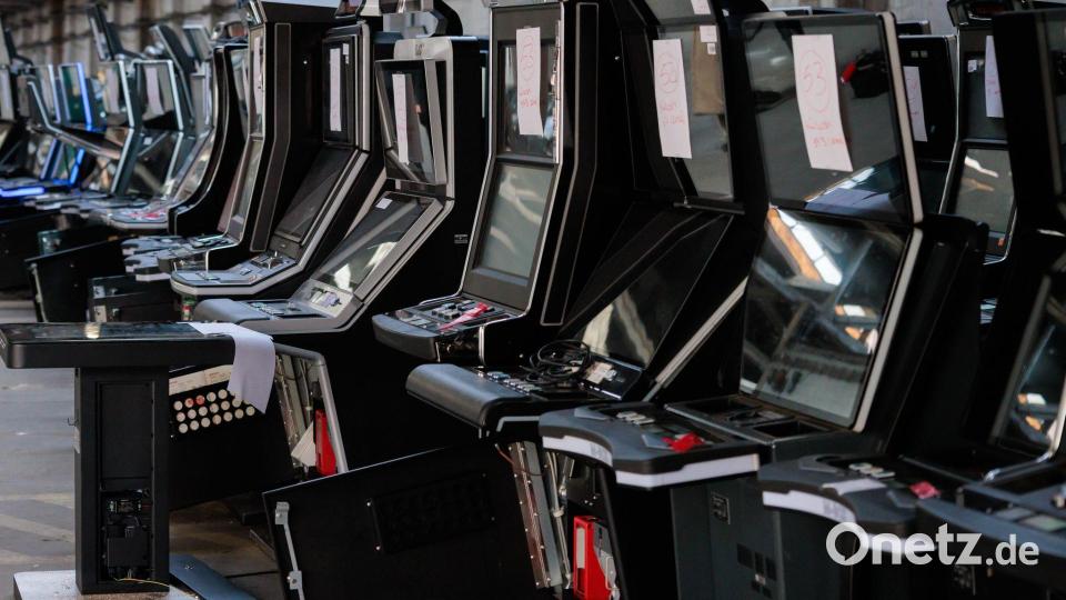 Beschlagnahmte illegale Glücksspielautomaten in einer Halle der Polizei in Berlin. Bild: Carsten Koall/dpa