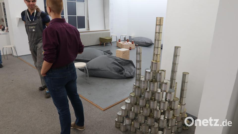 Im Mittelpunkt der Ausstellung im Kunstverein Weiden stehen soziale Beziehungen und die Frage, wie Gemeinschaft in Zeiten von Krisen und Unsicherheit funktionieren kann. Bild: Helmut Kunz