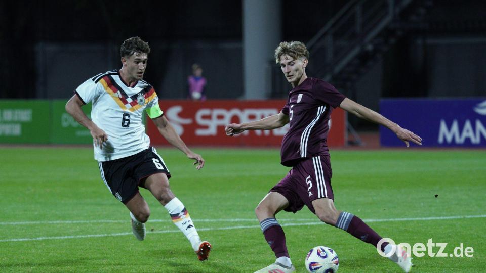 Kapitän Tom Bischof (l) freut sich nun auf die A-Nationalmannschaft. Bild: Oksana Dzadan/dpa/