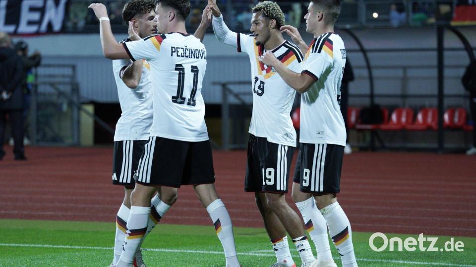 Die deutsche U21 um Paris Brunner (2.v.r.) jubelt über den Sieg in Lettland. Bild: Roman Koksarov/dpa/