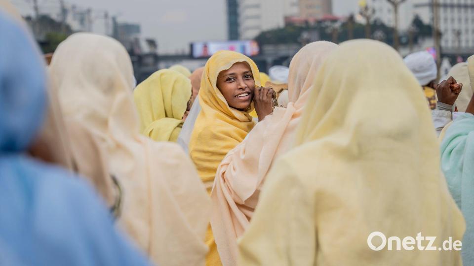 Ein Mitglied eines orthodoxen Chors nimmt in Addis Abeba in Äthiopien an den Feierlichkeiten zu Meskel teil, einem jährlichen Feiertag, an dem der Fund des Wahren Kreuzes durch die römische Kaiserin Helena im vierten Jahrhundert gefeiert wird. Bild: Amanuel Sileshi/AP/dpa