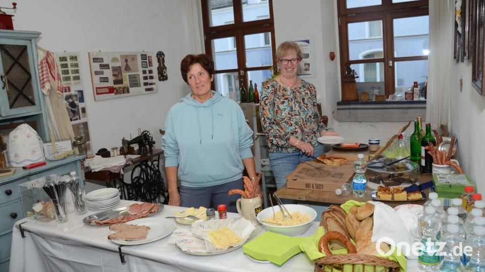 Fleißige Frauen kümmerten sich um die passende Verpflegung der Gäste bei der Museumsnacht. Bild: Elisabeth Dobmayer