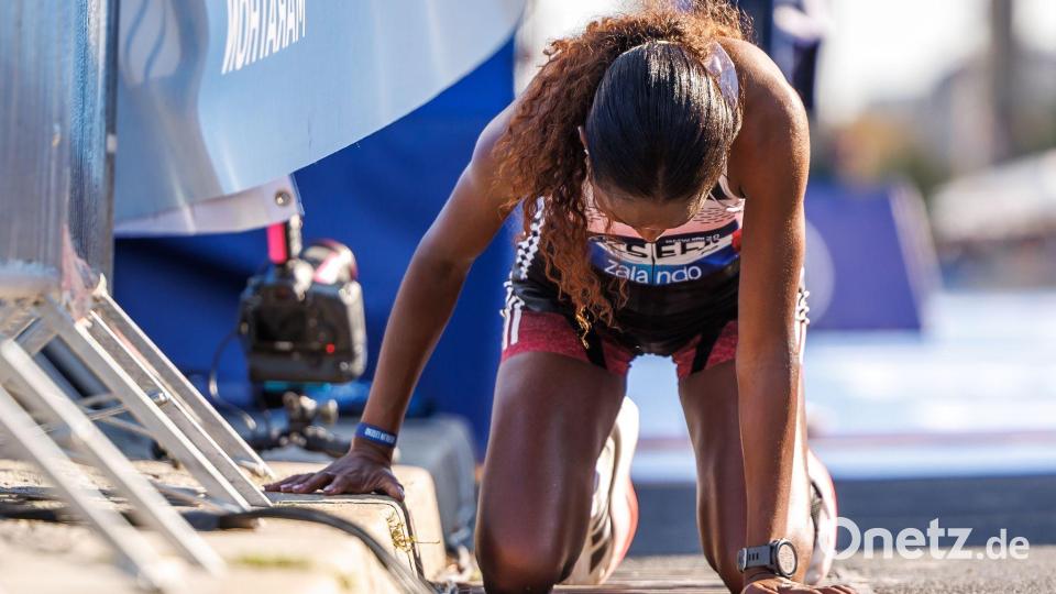 Tigst Assefa sank im Ziel zu Boden. Bild: Andreas Gora/dpa