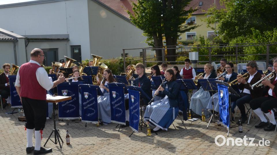 Das Große Vereinsorchester aus Waidhaus, unter Leitung von Hermann Mack spielte zünftig zum Frühschoppen auf. Bild: Elisabeth Dobmayer