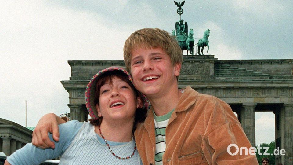 Die Kinderdarsteller Anja Sommavilla (links) und Tobias Retzlaff im August 2000 am Brandenburger Tor während der Dreharbeiten zum Kinderfilm „Emil und die Detektive“. (Archivbild) Bild: Tom Maelsa/dpa