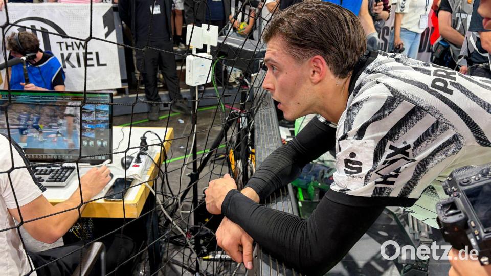 Domen Makuc verfolgte gebannt die Video-Überprüfung der letzten Derby-Szene. Bild: Frank Molter/dpa