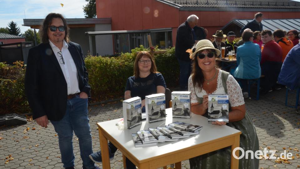 Der Heimatkundliche Arbeitskreis mit Andreas Ringholz (links) und Jutta Reinisch (rechts) erarbeitete die Geschichte der Pfarrei Waidhaus und fasste alles in einem ansprechenden Buch zusammen, das zum Verkauf angeboten wurde. Bild: Elisabeth Dobmayer
