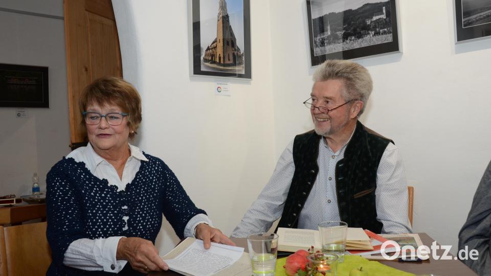 Altbürgermeister Johann Walbrunn wechselte sich mit Christa Wildenauer ab, die alte Überlieferungen wieder lebendig werden ließen. Bild: Elisabeth Dobmayer