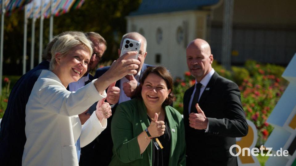 Mecklenburg-Vorpommerns Ministerpräsidentin Manuela Schwesig (l) und Sportministerin Stefanie Drese (2.v.r) hofften vergebens auf den Zuschlag für Rostock-Warnemünde. Bild: Marijan Murat/dpa