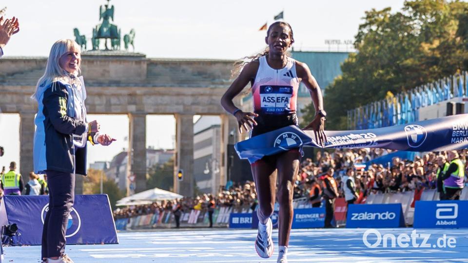 Tigst Assefa humpelte ins Ziel. Bild: Andreas Gora/dpa