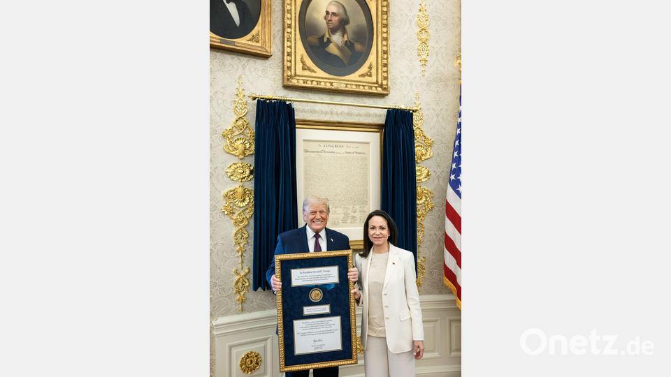 Den Nobelpreis bekam US-Präsident Donald Trump zwar nicht - aber die Friedensnobelpreisträgerin Machado (rechts) vermachte ihm ihre Medaille. (Archivbild) Bild: Daniel Torok/White House/dpa