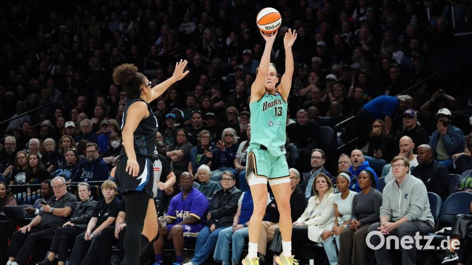 Fiebich (rechts) kam auf 16 Punkte zum Start in die Playoffs. Bild: Ellen Schmidt/AP/dpa