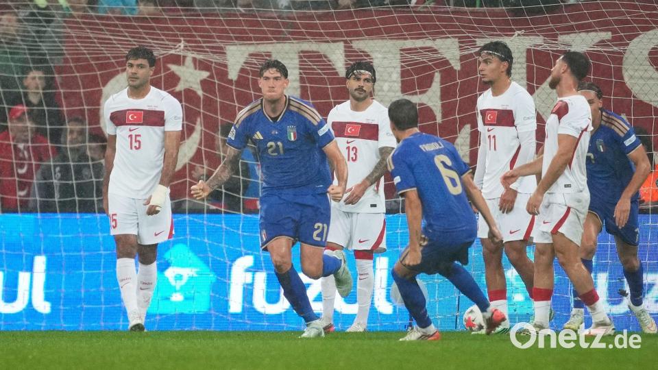 Die Italiener jubeln über ihren ersten Treffer in der Türkei. Bild: Khalil Hamra/AP/dpa