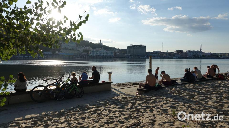 In Kiew gibt es trotz der Gefahr auch Momente der Entspannung. (Archivbild) Bild: Friedemann Kohler/dpa
