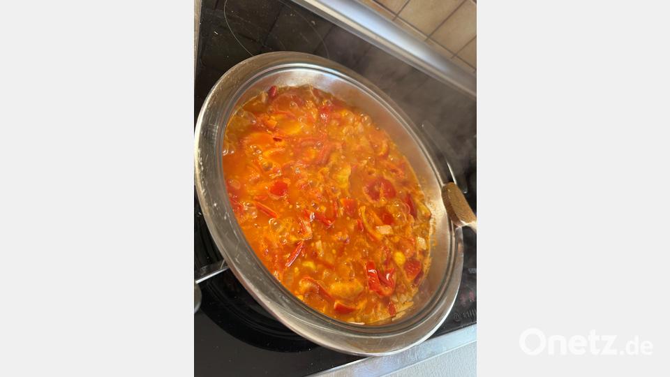Schritt 2: Tomaten mit den Zwiebeln kochen. Bild: Ilse Hauer