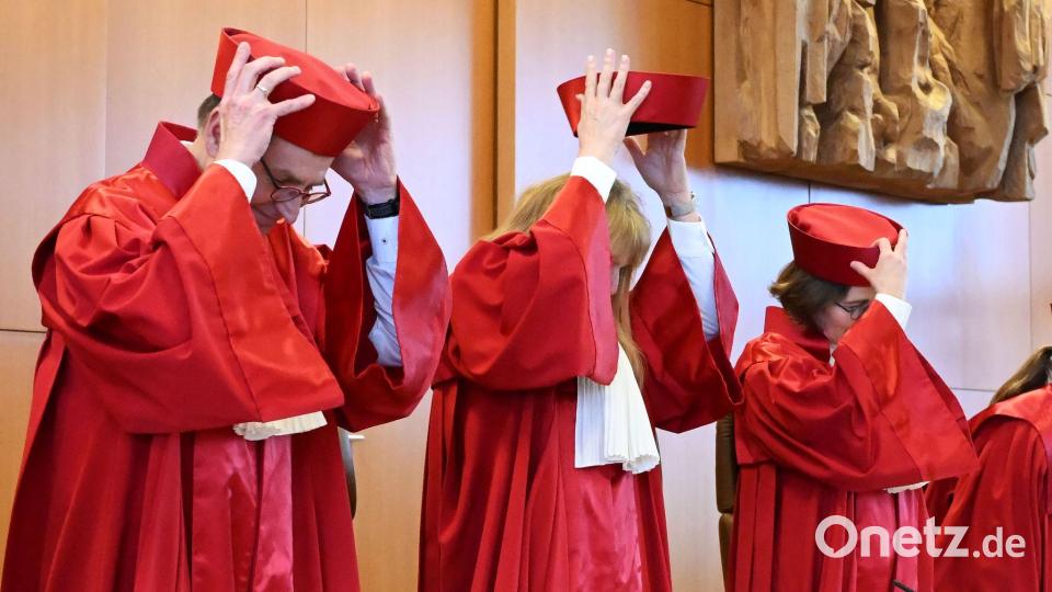 Bei Verhandlungen und Verkündungen tragen die Richterinnen und Richter rote Roben. (Archivbild) Bild: Uli Deck/dpa