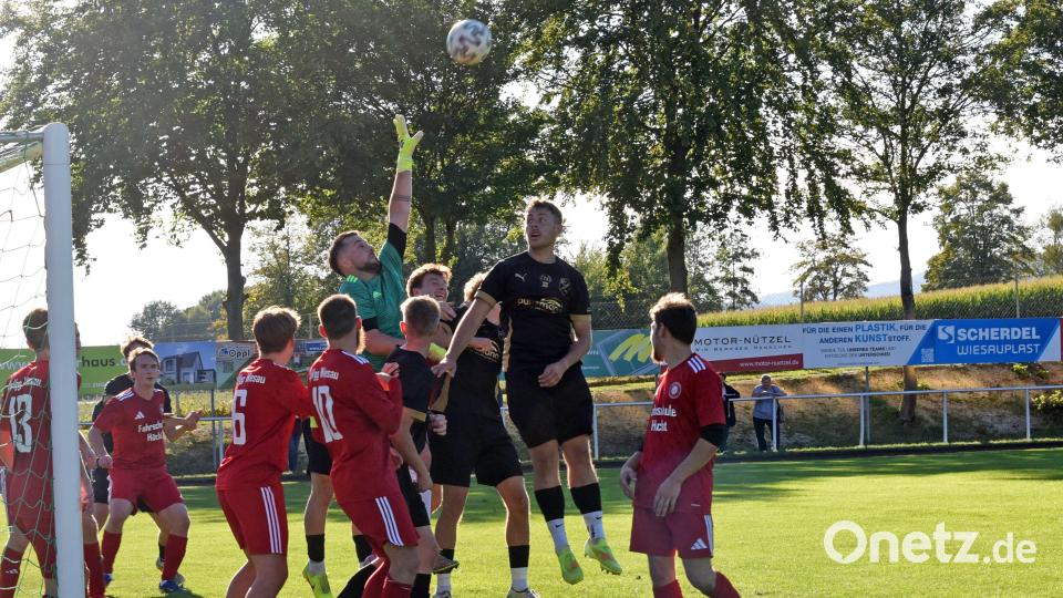 Nach Eckbällen ging es vor dem Wiesauer Kasten immer heiß her zu. Aus: SpVgg Wiesau - FC Tirschenreuth 1:1. Bild: Rudi Gebert