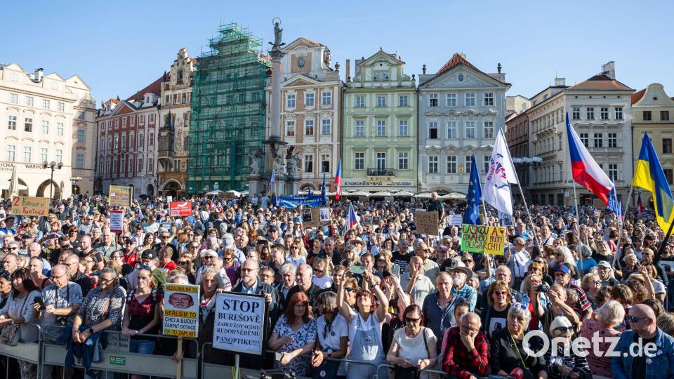 Tausende nahmen an einer Demonstration gegen Populisten und Extremisten auf dem Altstädter Ring in Prag teil. Bild: Kamaryt Michal/CTK/dpa