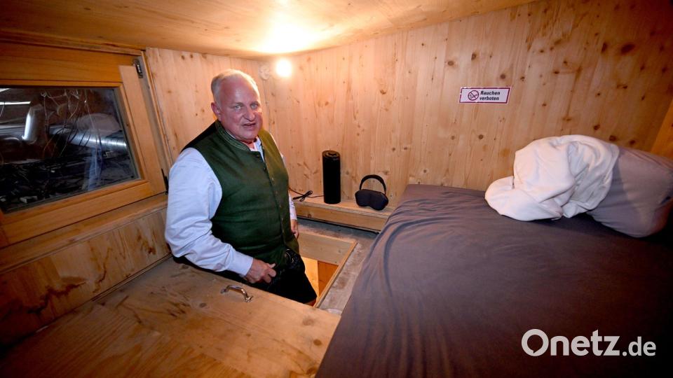 Die Ausstattung ist minimalistisch: Eine Matratze, ein Kissen, zwei Decken, Noise-Cancelling-Kopfhörer und ein kleiner Ventilator. Bild: Felix Hörhager/dpa
