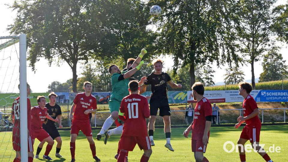 Nach Eckbällen ging es vor dem Wiesauer Kasten immer turbulent zu. Aus: SpVgg Wiesau - FC Tirschenreuth 1:1. Bild: Rudi Gebert