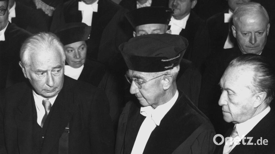 An dem Festakt 1951 nahmen auch Bundeskanzler Adenauer und Bundespräsident Theodor Heuss teil. (Archivbild) Bild: Koll/dpa