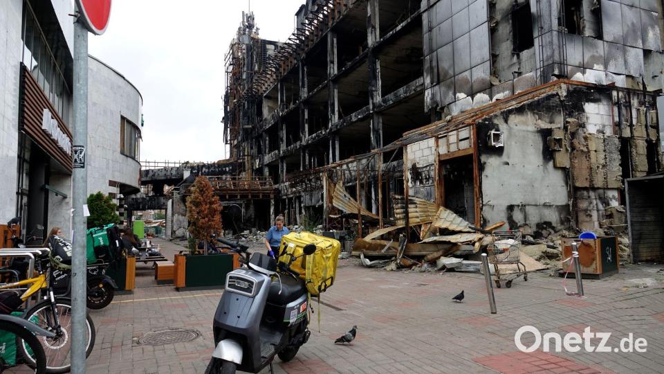 Ein Einkaufszentrum ist bei einem russischen Angriff ausgebrannt. (Archivbild) Bild: Friedemann Kohler/dpa