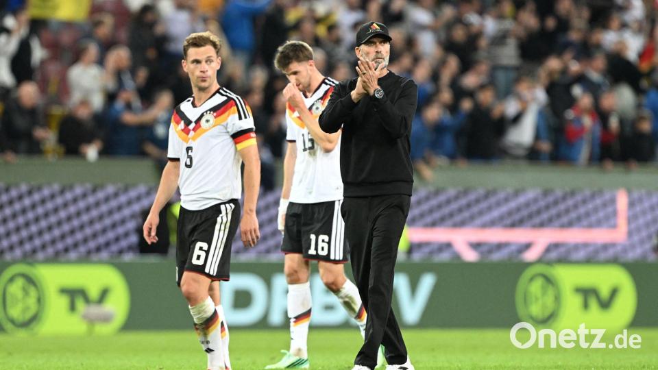 Gemeinsam gingen Kimmich und Klopp zu den deutschen Fans. Bild: Federico Gambarini/dpa