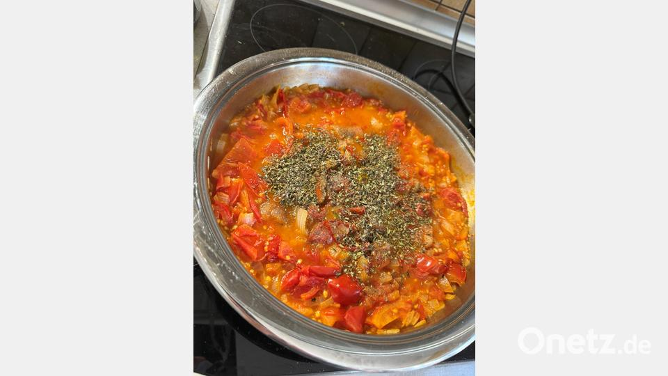 Schritt 3: Mit Salz, Pfeffer und italienischen Kräutern würzen. Bild: Ilse Hauer