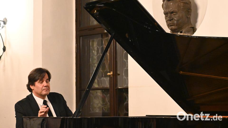Kräftig im Anschlag, feinfühlig in der Interpretation, so präsentierte Pianist Tito García González Werke von Reger, Albéniz und seine eigenen Kompositionen. Bild: Kerstin Kiener