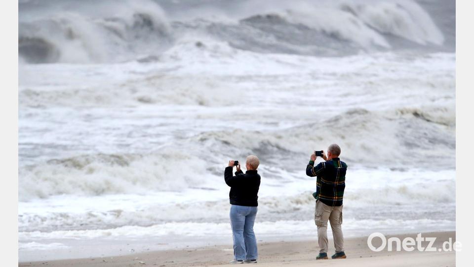Der Sturm bringt hohe Wellen, Wind und Regen mit sich. Bild: Noah K. Murray/AP/dpa