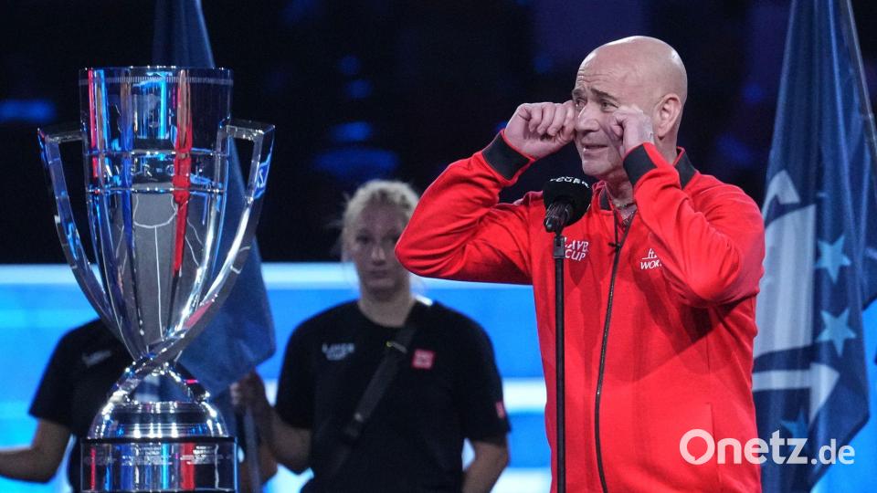 Andre Agassi nimmt Alexander Zverev auf den Arm. Bild: Maja Smiejkowska/AP/dpa