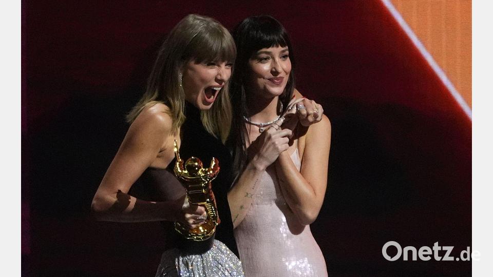 Dakota Johnson spielt in einem Musikvideo von Taylor Swift mit. Bild: Chris Pizzello/Invision/AP/dpa