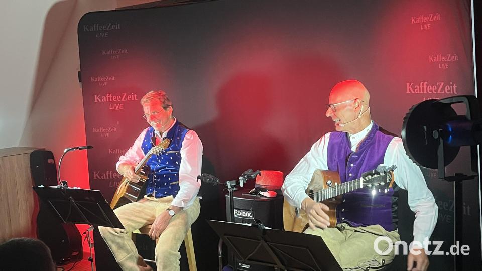 Frank Astor und Wilfried vom Ammersee sorgten mit ihrem Programm „SpuiMaWas?“ im Dorfcafé in Gleiritsch für einen unterhaltsamen Abend voller Humor und Musik. Bild: Anton Brand
