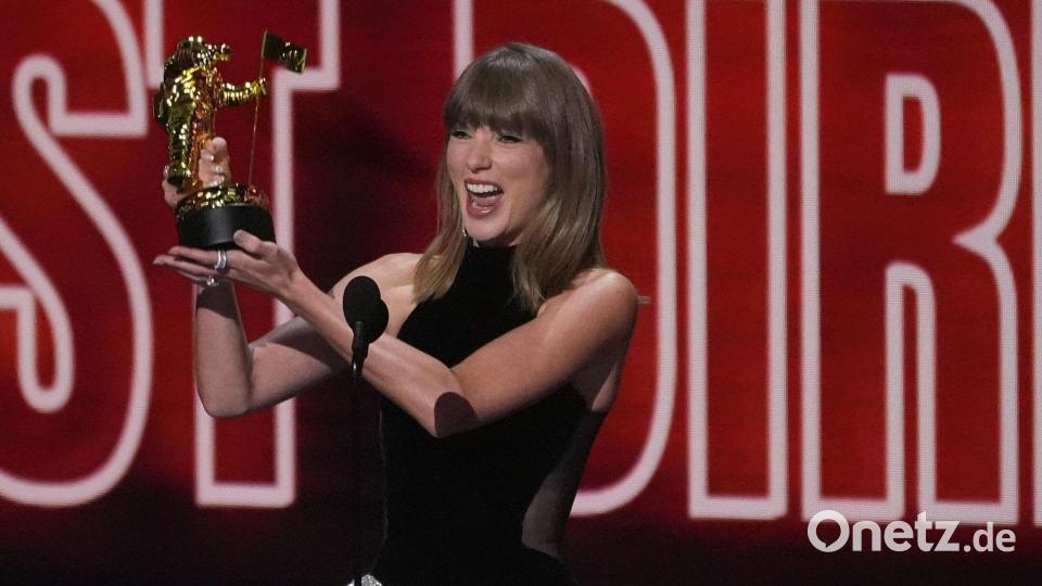 Taylor Swift hält den „MTV VMA Artist Director Honors“-Preis hoch. Bild: Chris Pizzello/Invision/AP/dpa