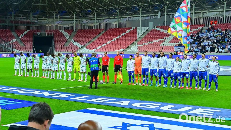 Schwarze Armbinden, gesenkte Köpfe: Irlands Nationalspieler vor der Partie gegen Israel. Bild: Zsolt Czegledi/MTI via AP/dpa