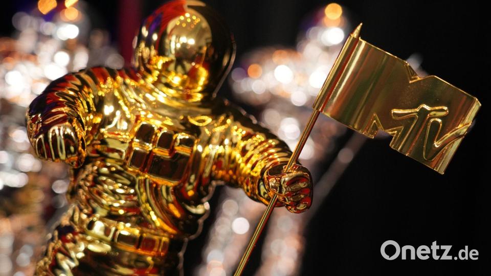 Die Trophäen sind eine Astronautenfigur mit einer MTV-Fahne. Bild: Jordan Strauss/Invision/AP/dpa