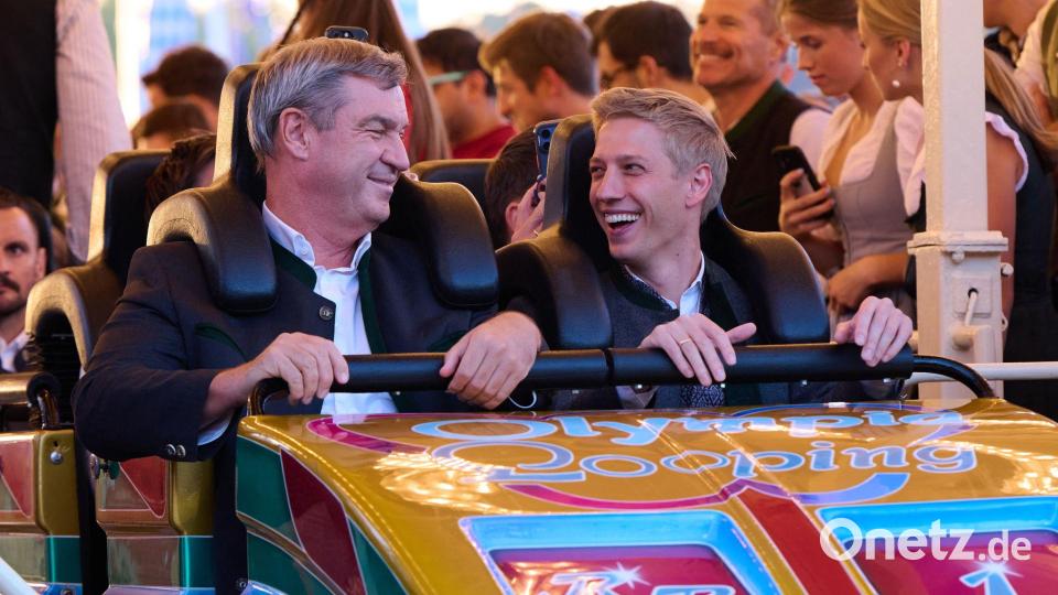 Hatten gemeinsam Spaß in der Achterbahn: Bayerns Ministerpräsident Markus Söder (CSU/l) und Münchens Oberbürgermeister Dominik Krause (Bündnis 90/Die Grünen) Bild: Sven Hoppe/dpa