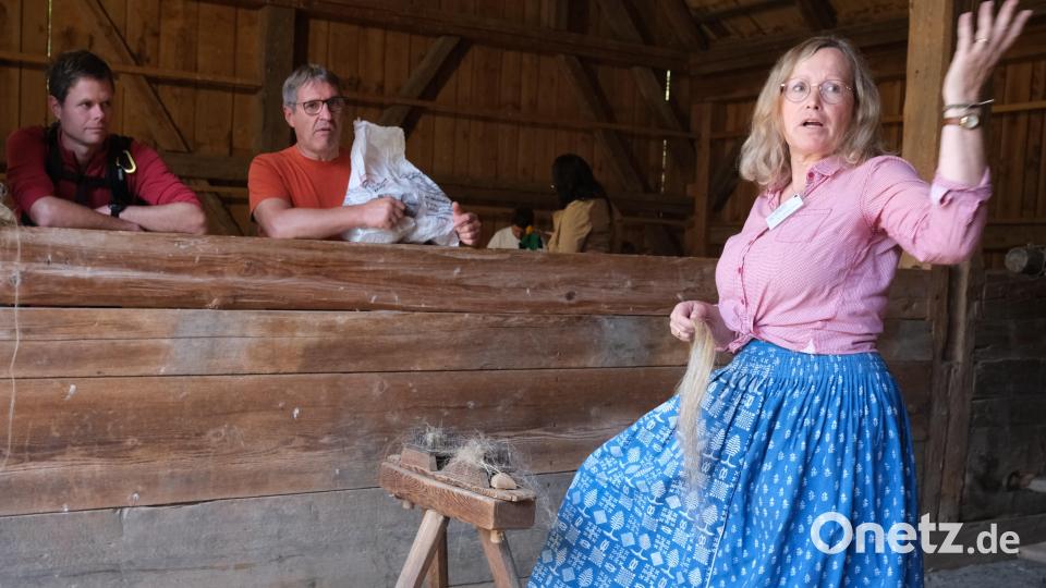 Museumspädagogin Eva Nussbaumer arbeitete an der Hechel, einem kammartigen Gerät zur Reinigung des Flachses. Bild: Rudolf Hirsch