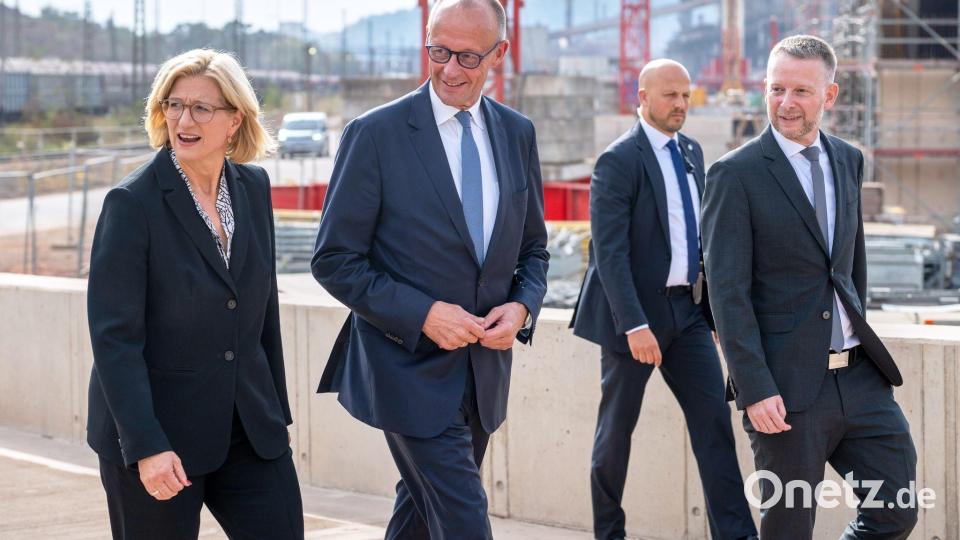 Der Kanzler macht sich im Saarland ein Bild vom Umbau der Stahlindustrie Bild: Harald Tittel/dpa
