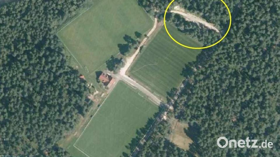 Nachdem ein 21-Jähriger mutmaßlich mit einer Paintball-Pistole angegriffen wurde, sucht die Kriminalpolizei Amberg nach Zeugen. Das Bild zeigt den Tatortbereich aus der Vogelperspektive. Bild: Polizei Amberg