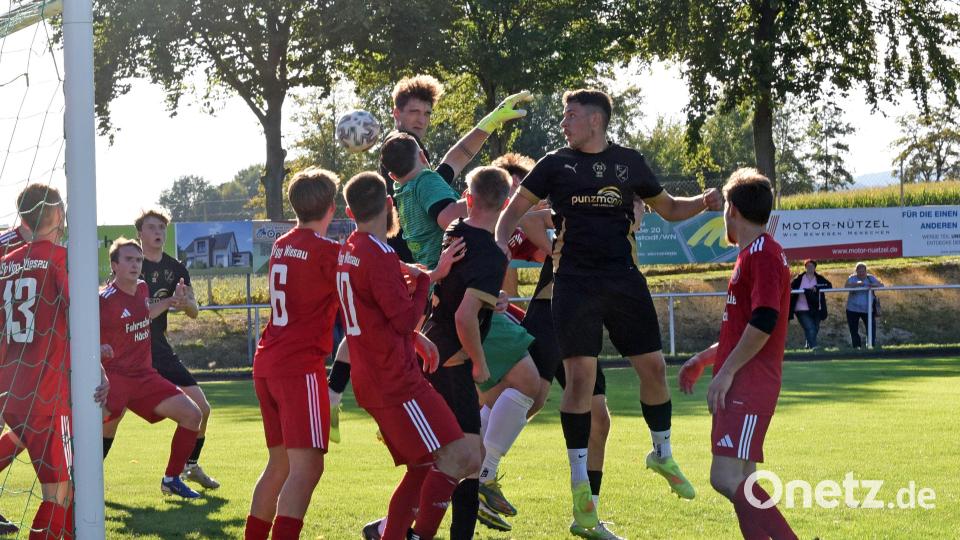 Nach Eckbällen ging es vor dem Wiesauer Kasten immer turbulent zu. Aus: SpVgg Wiesau - FC Tirschenreuth 1:1. Bild: Rudi Gebert