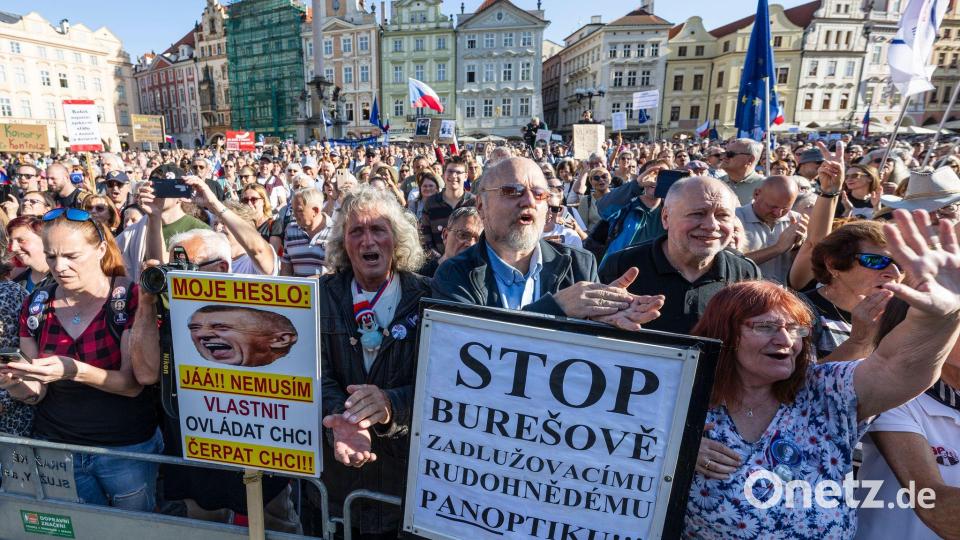 Sie folgten einem Aufruf der Bewegung "Eine Million Augenblicke für Demokratie". Bild: Kamaryt Michal/CTK/dpa
