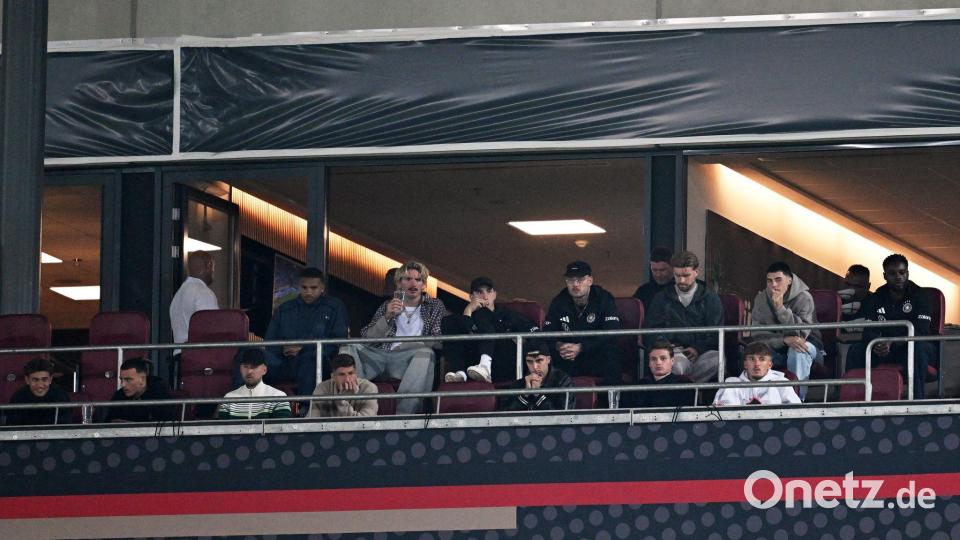 In Augsburg schaute der zweite Kader noch von der Tribüne aus zu. Bild: Sven Hoppe/dpa