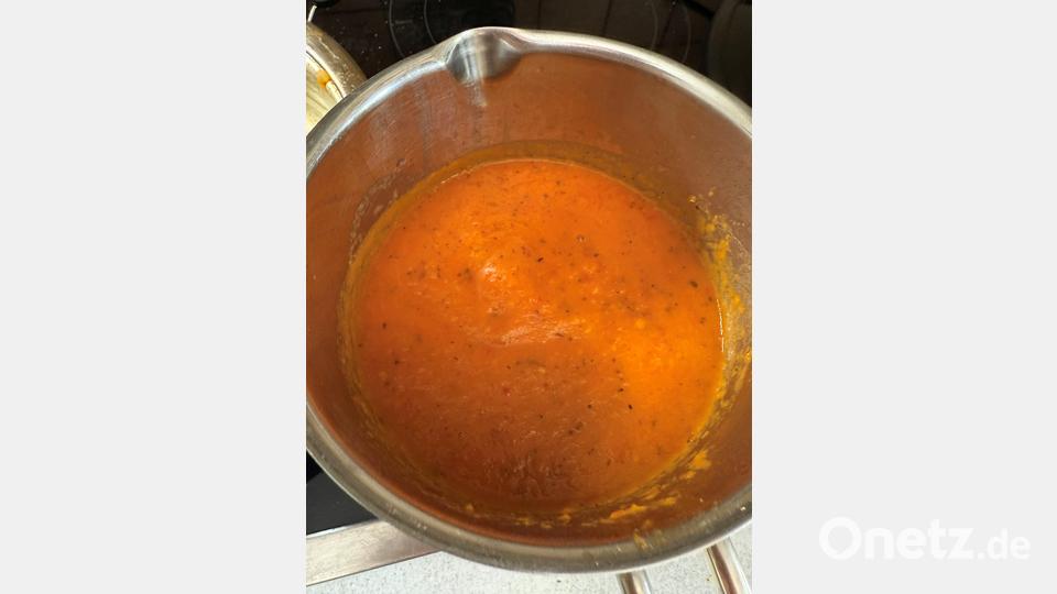 Schritt 4: Tomatensoße pürieren Bild: Ilse Hauer