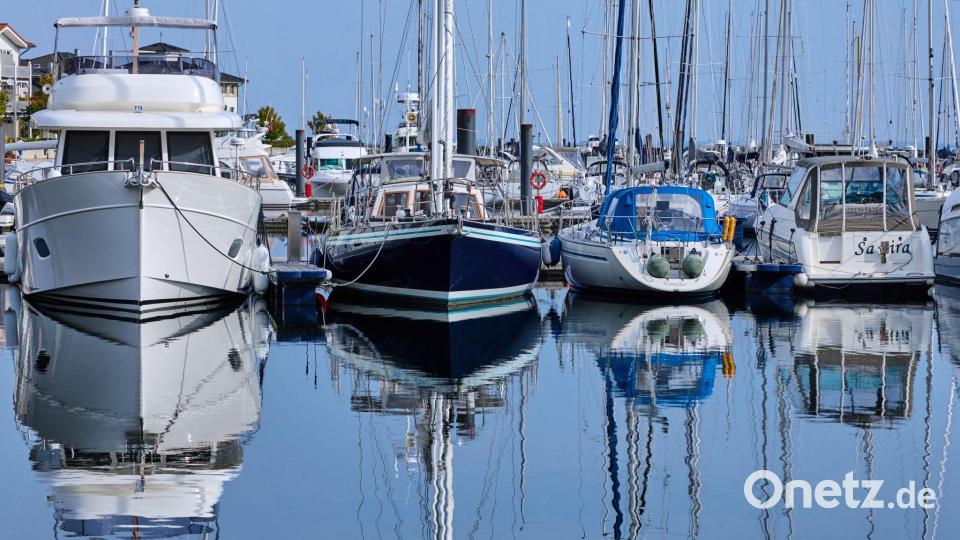 Motor- und Segelboote spiegeln sich in der Marina im Wasser. Teilweise sonnig und mit milden Temperaturen zeigt sich das Herbstwetter in Norddeutschland von seiner freundlichen Seite. Bild: Jens Büttner/dpa