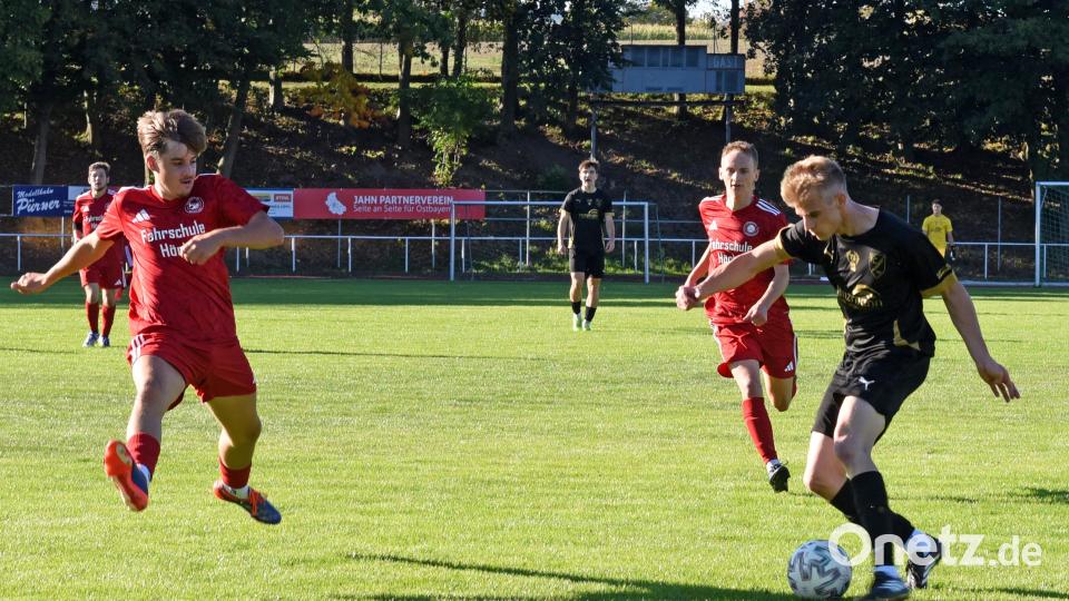 Der Tirschenreuther Jakob Völkl (rechts) flankt vor Raphael Schmidt. Aus: SpVgg Wiesau - FC Tirschenreuth 1:1. Bild: Rudi Gebert