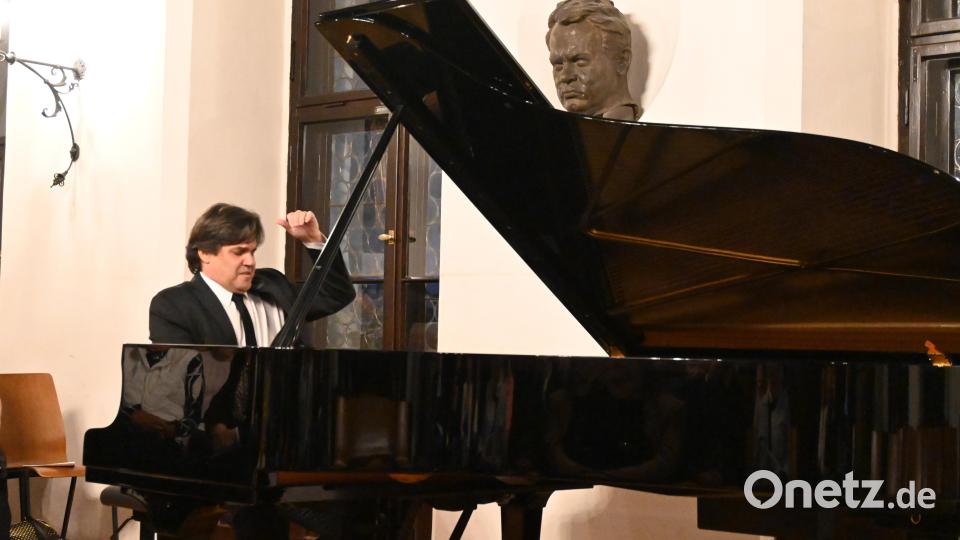 Kräftig im Anschlag, feinfühlig in der Interpretation, so präsentierte Pianist Tito García González Werke von Reger, Albéniz und seine eigenen Kompositionen. Bild: Kerstin Kiener