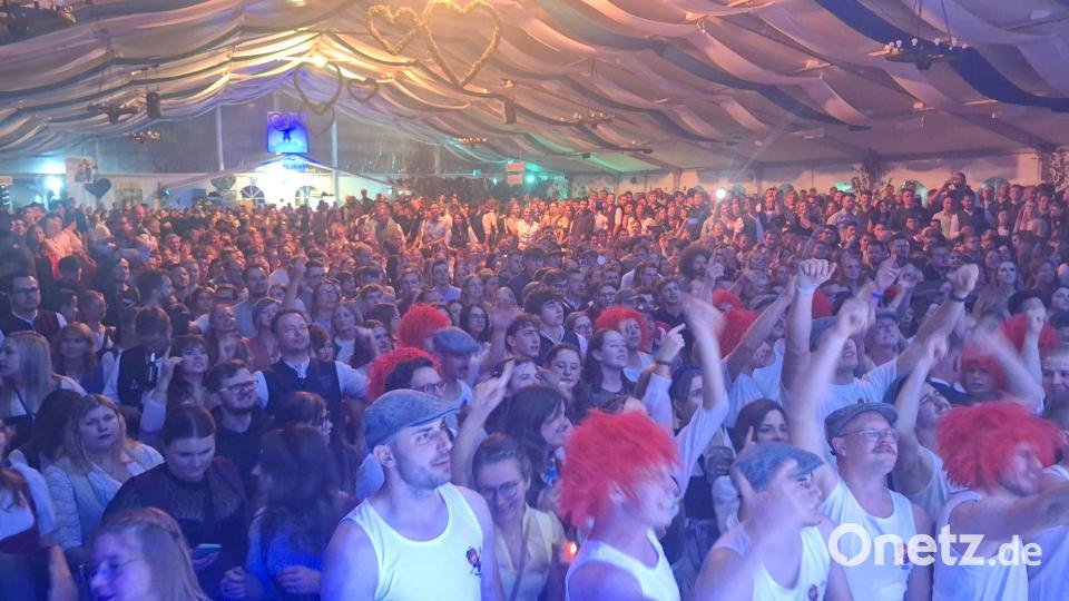 Im prallvollen Kirwazelt in Pfreimd ging am Sonntagabend die Post ab. Bild: Gabriela Amann
