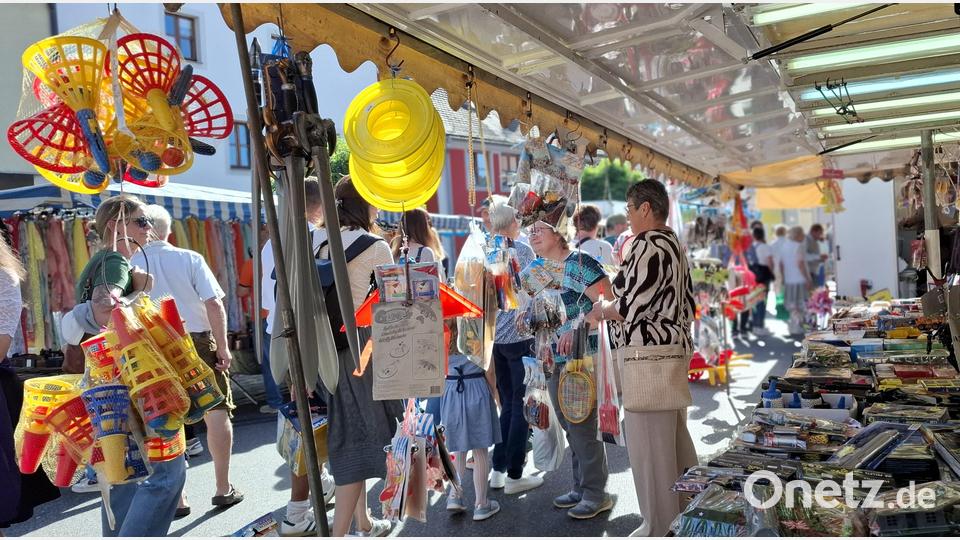 Am Marktplatz in Pfreimd hatten Fieranten ihre Kirwa-Stände aufgebaut. Bild: Gabriela Amann