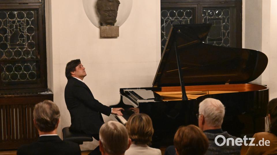 Kräftig im Anschlag, feinfühlig in der Interpretation, so präsentierte Pianist Tito García González Werke von Reger, Albéniz und seine eigenen Kompositionen. Bild: Kerstin Kiener